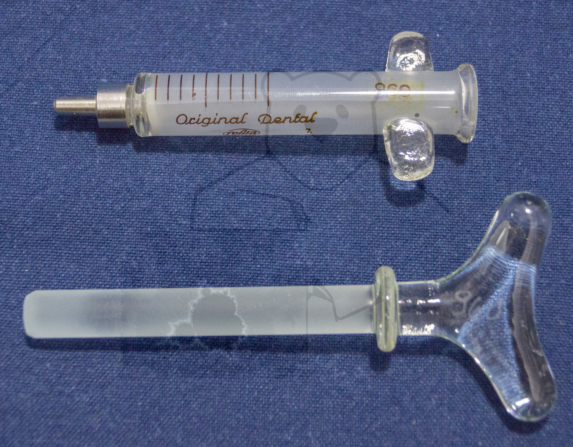 Zahnspritze "Refila", Mitte der 1970'er Jahre, Kolben und Stempel getrennt, beide mit der selben Nummer "960" um die Spritze nach dem sterilisieren wieder korrekt zusammenbauen zu können